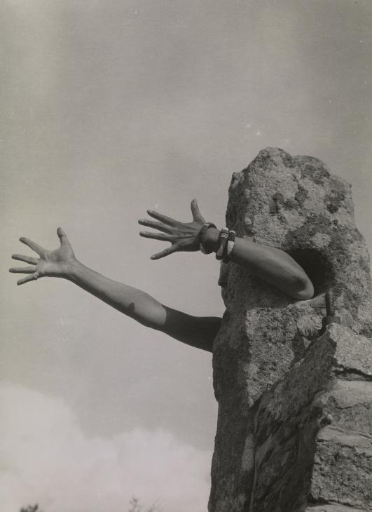 Claude Cahun, I Extend My Arms (1931 or&nbsp;1932)